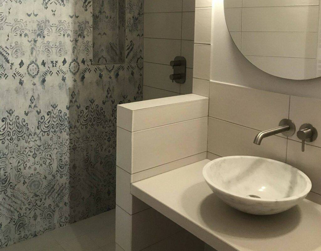 Rénovation de salle de bain avec mur style imprimé