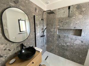 Rénovation d'une salle de bain avec mur carrelés