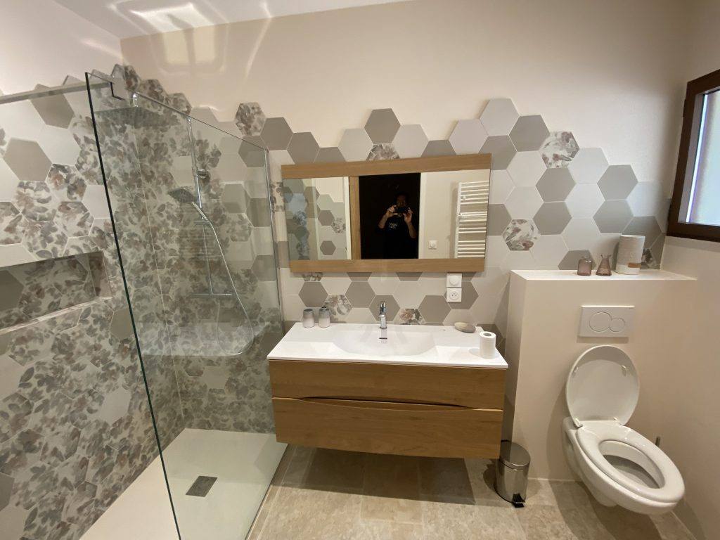 Salle de bain moderne avec teinte grise et mosaïque