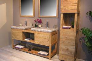 Salle de bain moderne avec meubles en bois sur mesure